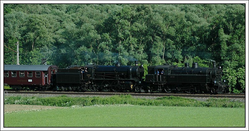 629.01 an der Spitze und 109.13 bei der Rckfahrt von der Dampflokparade am Graz-Kflacher Bahnhof als Sdz R 16278, aufgenommen am 19.5.2007 kurz vor Bruck a.d. Mur.
