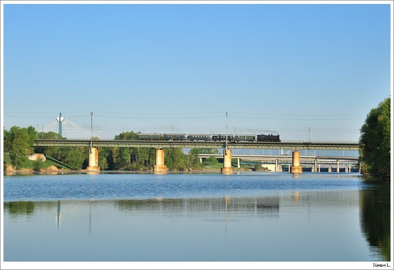 629.01 brachte am 19.4.2009 den R16258 von Wien Sd (Ost) ber Spitz/Donau nach Aggsbach-Markt. Hier auf der Stadlauer Brcke in Wien.