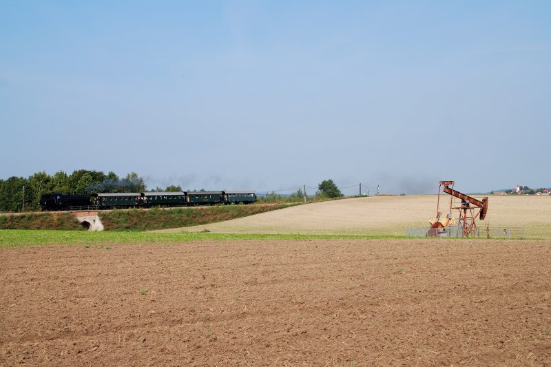 629.01 mit ihrem Sdz R 16537 von Wien Sdbf(Ost) nach Gro Engersdorf am 20.09.2009 aufgenommen kurz nach Raggendorf. Wegen der Wrme gab es leider keine Dampfentwicklung, daher geht der Zug leider etwas in der Landschaft unter.