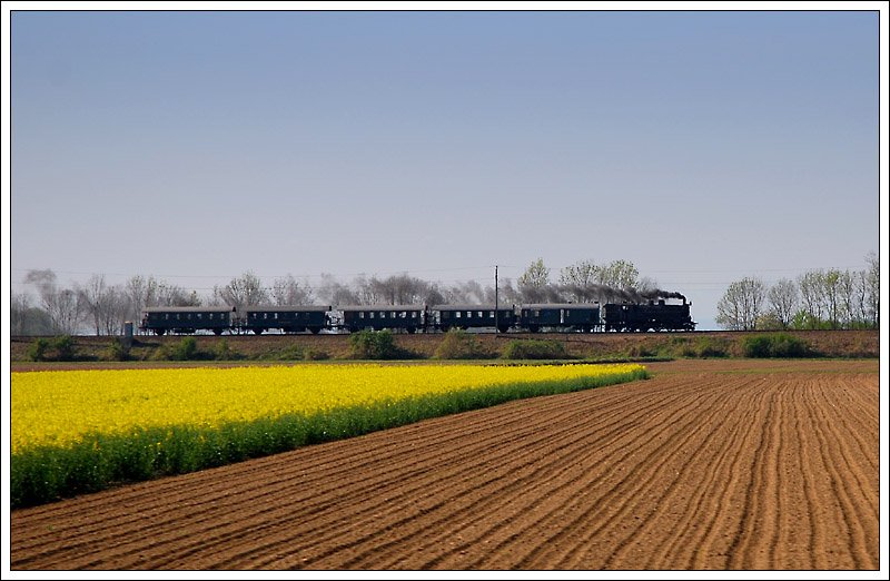 629.01 mit ihrem Sonderzug R 16258 von Wien nach Aggsbach Markt in der Wachau am 19.4.2009 kurz nach Fels aufgenommen.
