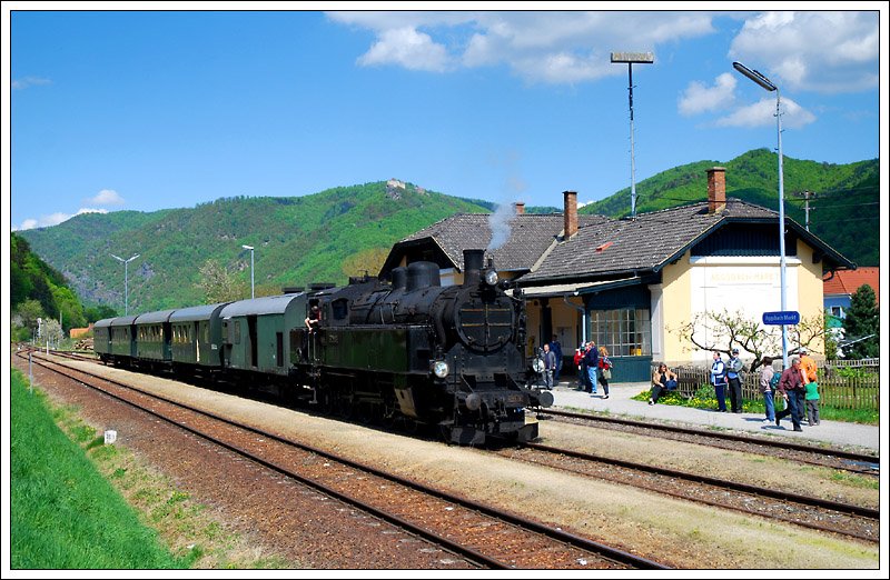 629.01 mit ihrem Sonderzug R 16258 von Wien nach Aggsbach Markt in der Wachau am 19.4.2009 bei der Ankunft in Aggsbach Markt.