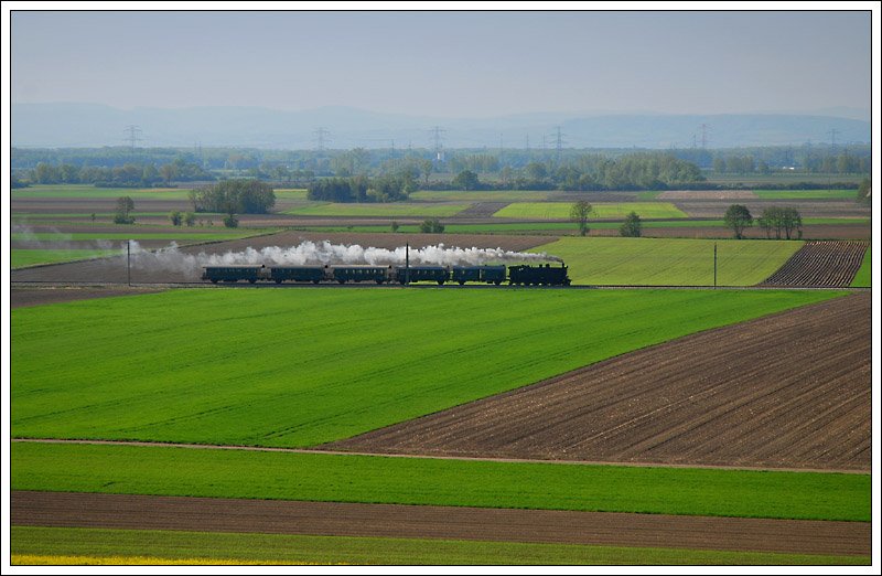 629.01 mit ihrem Sonderzug R 16258 von Wien nach Aggsbach Markt in der Wachau am 19.4.2009 kurz vor Fels am Wagram aufgenommen.