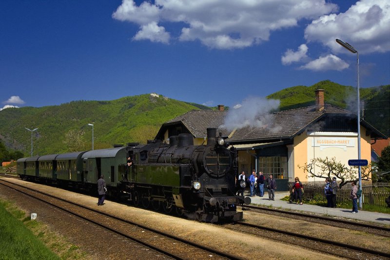 629.01 mit R16258 (Wien Sd-Aggsbach-Markt) im Endbahnhof. 19.04.2009