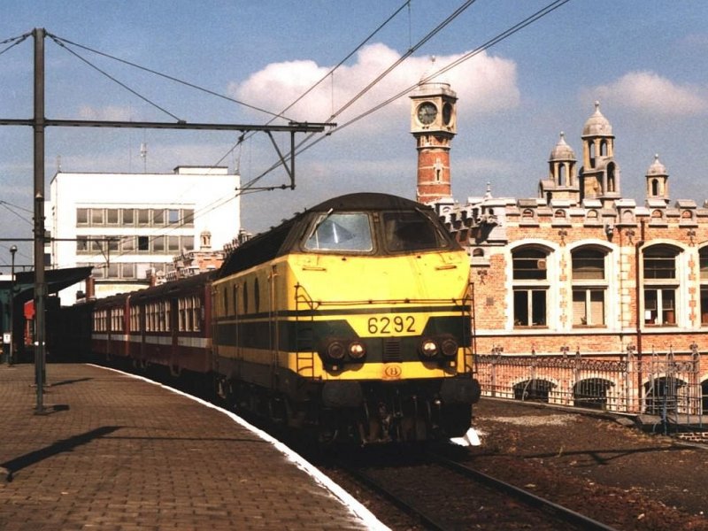 6292 mit L 761 Gent Sint Pieters-Eeklo auf Bahnhof Gent Sint Pieters am 21-5-2001. Bild und scan: Date Jan de Vries