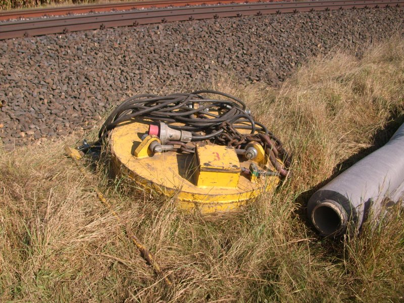 63 A CEE Magnet zum einsammeln vom Muttern, Beilagscheiben oder Schienen
Das dazugeh�rige Aggregat ist fest auf dem Zweiwegebagger montiert. 
27.09.2009 14:30 Wiesau-Sch�nfeld Richtung Pechbrunn