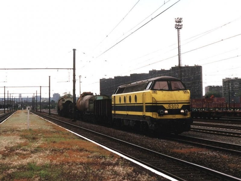 6302 mit Gterzug von dem Hochofen (Lige) auf Bahnhof Bressoux am 16-5-2001.