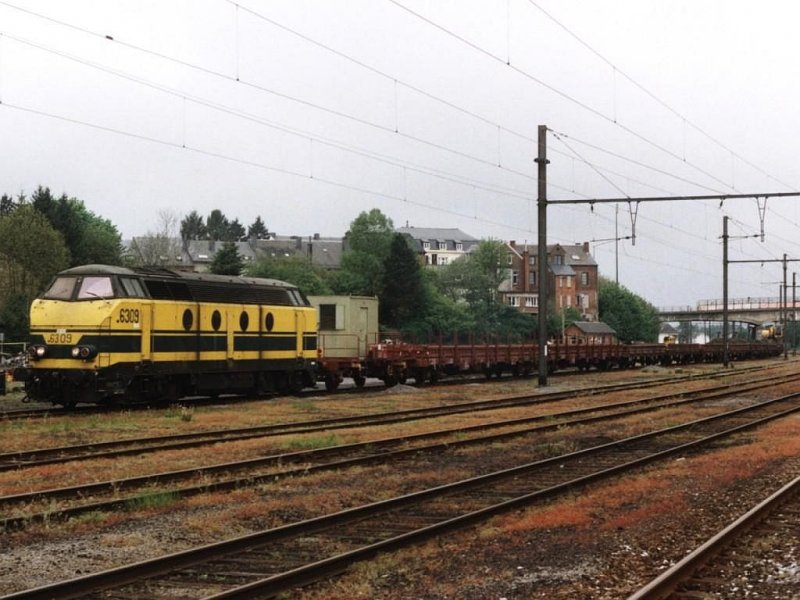6309 mit eine Gterzug auf Bahnhof Libramont am 18-5-2001. Bild und scan: Date Jan de Vries. 