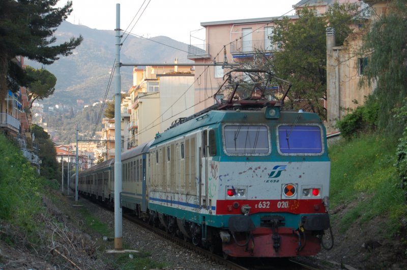 632 020 schiebt R 10201 auf der Fahrt nach Torino Porta Nuova durch Alassio um in krze im Bahnof selbiger Stadt zu halten.
6.4.2009