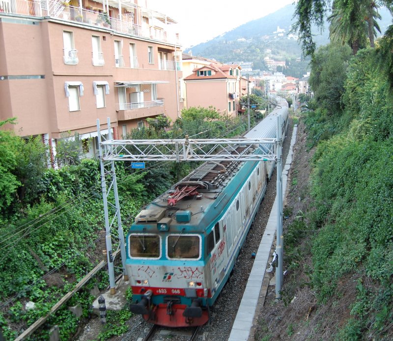 633 068 ist am 8.4.2009 mit einem unbekannten Eurocity/Intercity vermutlich von Nizza Richtung Milano kurz vor Alassio unterwegs.

