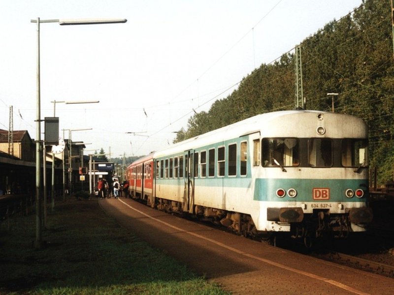 634 627-4/924/624 649-0 mit RB 73656 (RB 84 Egge-Bahn) zwischen Holzminden und Paderborn auf Bahnhof Altenbeken am 13-10-2001. Bild und scan: Date Jan de Vries. 