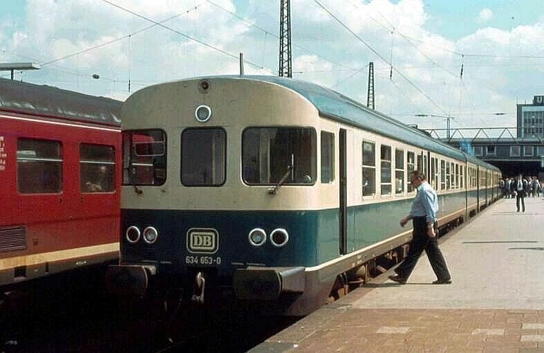 634 653-0 steht abfahrbereit in Dortmund Hbf. Das Bild entstand im Jahr 1982.