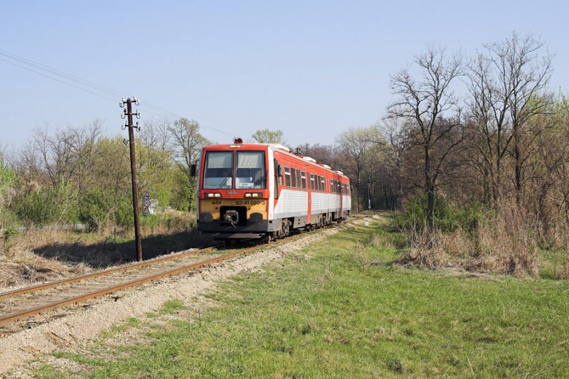 6341 020 ist mit dem Vormittagszug von Lakitelek nach Kiskunflegyhza unterwegs. Hier erreich er gleich den Halt 	Tiszaalpr felső.