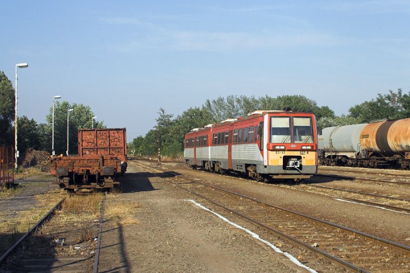6341 027 fhrt im Sommer 2007 in den Bahnhof Lakitelek ein. Der Triebwagen kommt aus Szolnok und fhrt dann weiter nach Kecskemt.