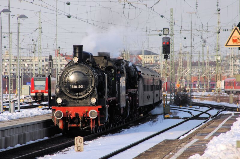 638.1301 (als berfhrung nach Augsburg) & 41 018 mit D 91498 aus Innsbruck bei der Einfahrt in Mnchen Ost