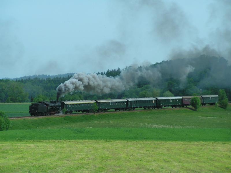 638.1301 mit GEG Sonderzug 16659 Linz-Ried-Ampflwang) vor der Haltestelle Oberbrunn (25-05-2006) 