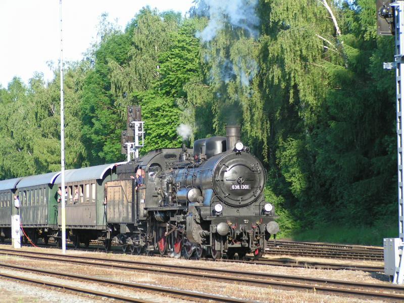 638.1301 verlsst mit dem Sonderzug (Ampflwang-Passau) den Bhf. RIED i.I. 2006-06-11