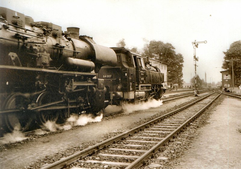 64 007 als Vorspannlok in Neustadt/Sachsen. DMV-Sonderzug um  1986