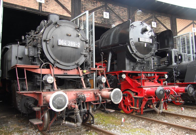 64 289 und 23 105 nebeneinander im Lokschuppen in Heilbronn. 20.10.07