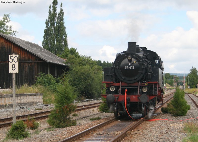 64 419 der DBK beim Wasserfassen in L�ffingen am 9.8.08
