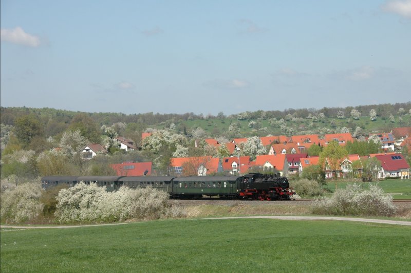 64 419 der DBK mit einem Sonderzug zum Anlass  20 Jahre Eisenbahnclub hringen  am 19.04.09, hier bei Wackershofen
