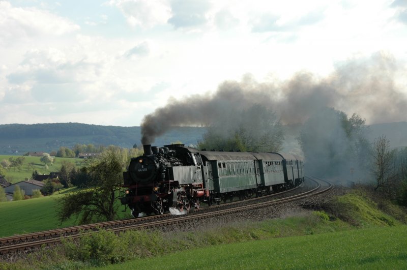 64 419 der DBK mit einem Sonderzug zum Anlass  20 Jahre Eisenbahnclub hringen  am 19.04.09, hier hinter hringen