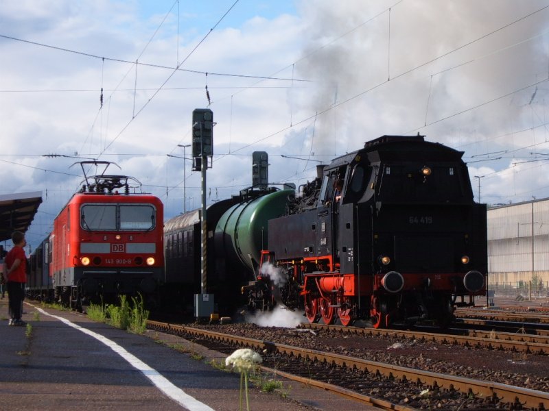64 419 fuhr am 28.06.07 mit einem Nostalgiezug aus dem Aalener Bahnhof nach Schorndorf.