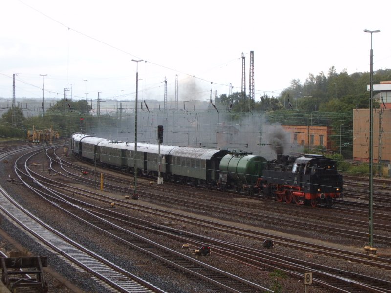 64 419 zog am 28.06.07 einen Nostalgiezug von Crailsheim nach Schorndorf, hier im Aalener Bahnhof.