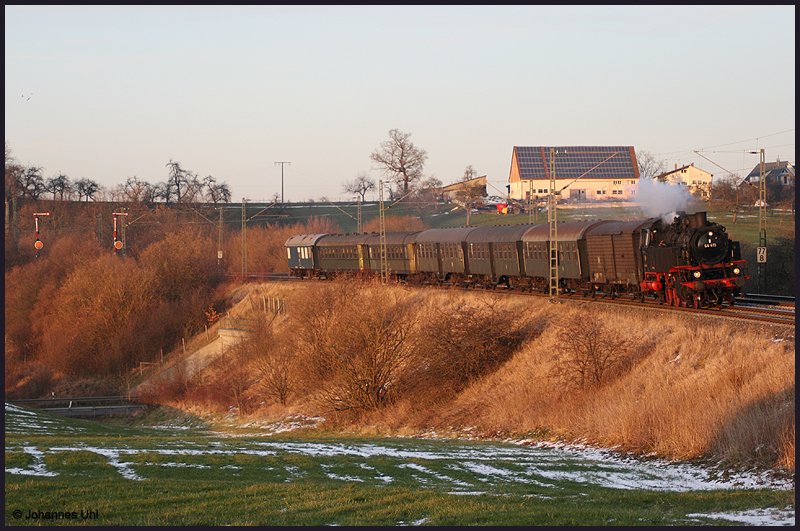 64 419 zog am Abend 29.11.2008 im letzten Licht einen Dampfsonderzug aus Richtung Crailsheim in Richtung Stuttgart. Hier aufgenommen, kurz nachdem der Zug den Bahnhof Goldshfe durchfahren hatte.