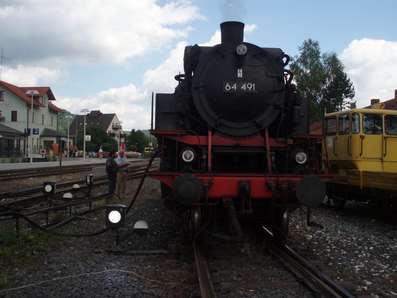 64 491 beim Wasserfassen im Ebermannstdter Bahnhof 2008