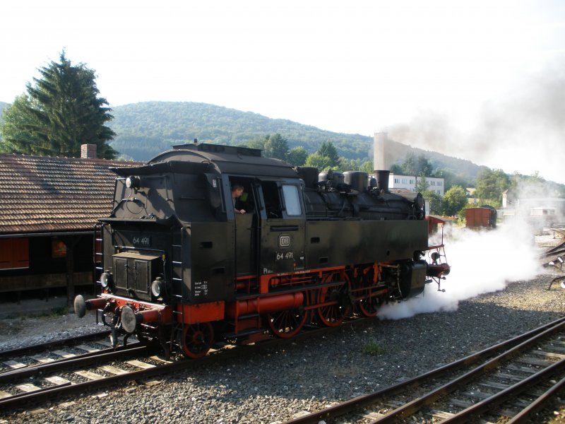 64 491 der Dampfbahn Frnische Schweiz fhrt am Morgen des 2.8.2009 los um sich dann gleich an ihren Zug zu setzten und diesen nach Beringersmhle und wieder zurck zu ziehen 