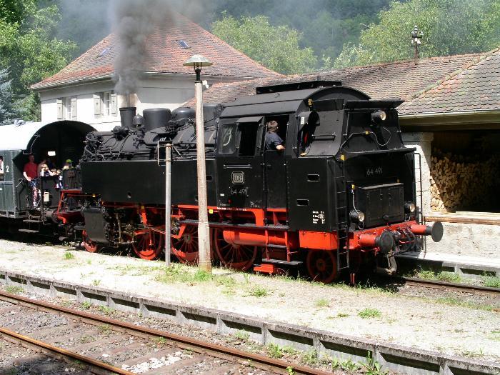 64 491 der Dampfbahn Frnkische Schweiz e.V. (DFS) am 08. August 2004 in Muggendorf.