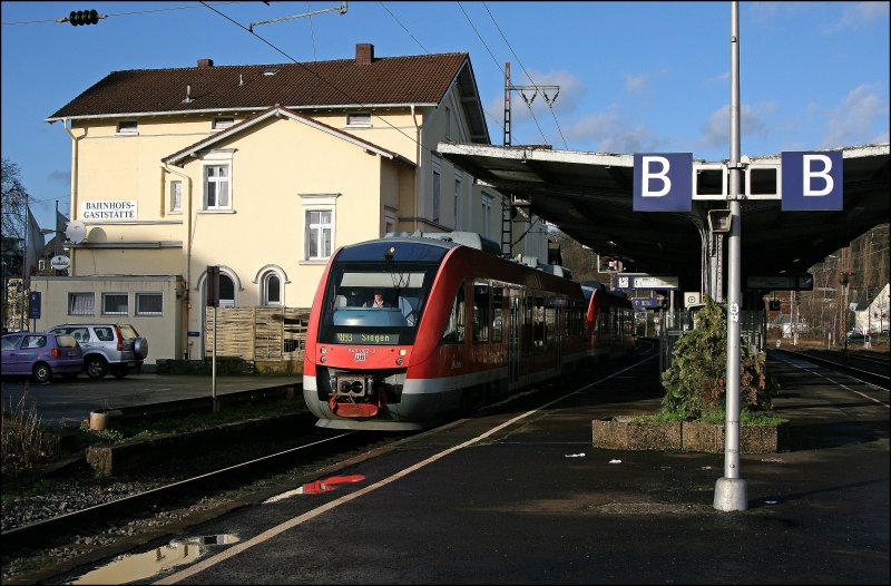 640 002 und 640 012 verlassen als RB93 (RB 39382?)  Roothaarbahn  den Bahnhof von Siegen-Weidenau. (01.12.2007)