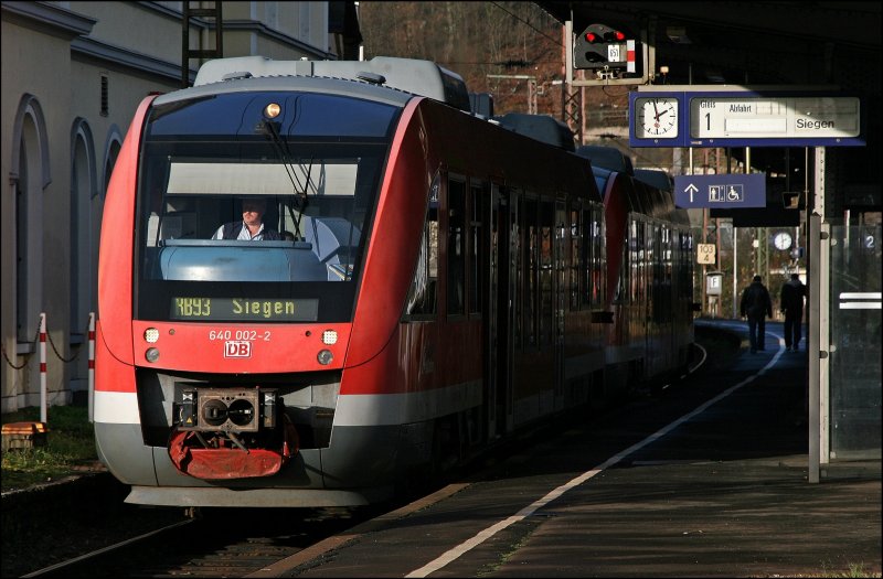 640 002 und 640 012 warten am Mittag des 01.12.2007 als RB93 (RB 39382?)  Rothaarbahn , von Bad Berleburg nach Siegen, im Bahnhof Siegen-Weidenau. Da gab es noch die alten Bahnsteige und Zugzielanzeiger...
