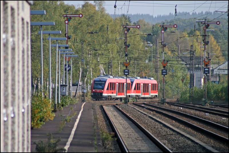 640 009 und 008 fahren als RB93  Rothaarbahn  (RB 39385) von Siegen ber Hilchenbach nach Bad Berleburg. Hier fahren sie gerade in Kreuztal ein. (04.10.07)