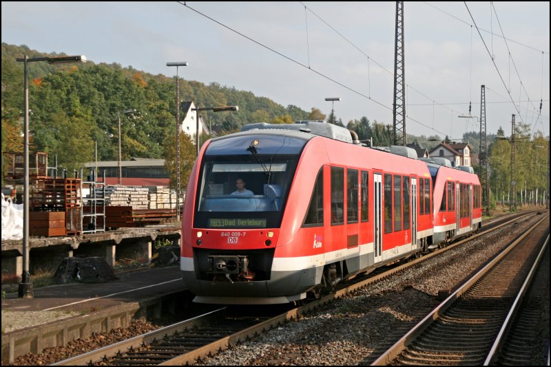 640 009 und 008 fahren als RB93  Rothaarbahn  (RB 39385) von Siegen ber Hilchenbach nach Bad Berleburg. Hier fahren sie gerade in Kreuztal ein. (04.10.07) 