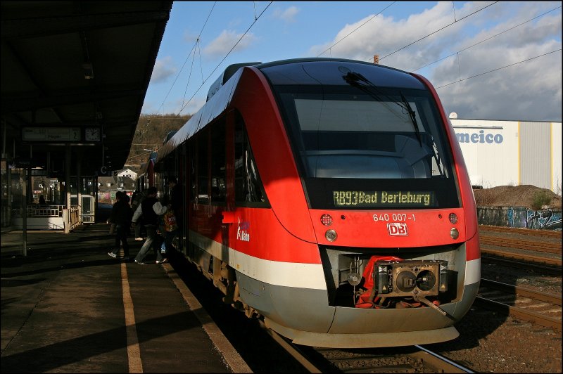 640 018 und 640 007 warten als RB93 (RB 39381 ?)  Rothaarbahn  auf dem Weg von Siegen nach Bad Berleburg im Bahnhof Siegen-Weidenau. W�hrend des Aufenthaltes sonnt sich 007 in der Mittagssonne. (01.12.2007)

