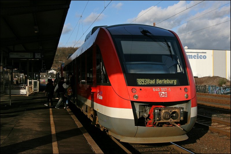 640 018 und 640 007 warten als RB93 (RB 39381 ?)  Rothaarbahn  auf dem Weg von Siegen nach Bad Berleburg im Bahnhof Siegen-Weidenau. Whrend des Aufenthaltes sonnt sich 007 in der Mittagssonne. (01.12.2007)

