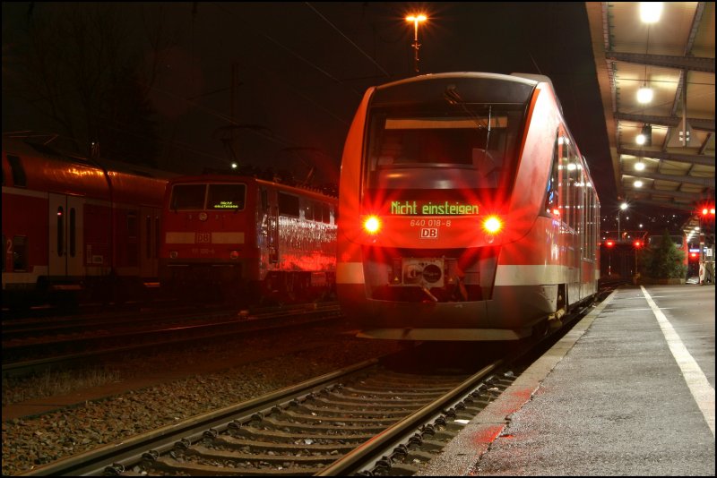 640 018 wird gleich auf Gleis 4 als RB93 (RB 39369)  Rothaarbahn  nach Bad Berleburg bereitgestellt.