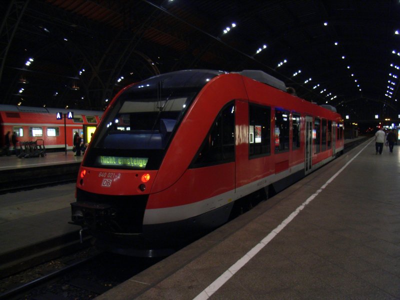 640 021-2, RE 26269 ber Borna nach Geithain im Hauptbahnhof Leipzig, 16.11.08