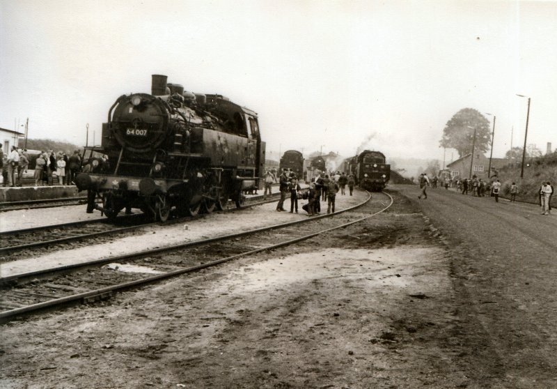 64007 in Drrrhrsdorf in Sachsen (Sternfahrt des DMV nach Drrrhrsorf 1985) SCAN vom Originalfoto, von mir leider damals auf Rasterkornpapier entwickelt). Die 64007 stand damals noch unter Dampf