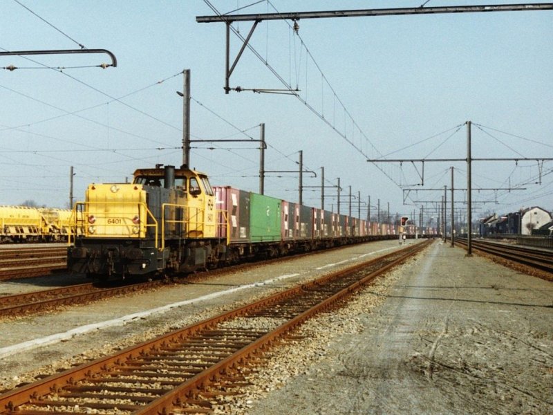 6401 mit Gterzug 42911 “Lombardia Express” zwischen Maasvlakte und Milan auf das Belgische Grenzbahnhof Essen am 3-4-1996.
