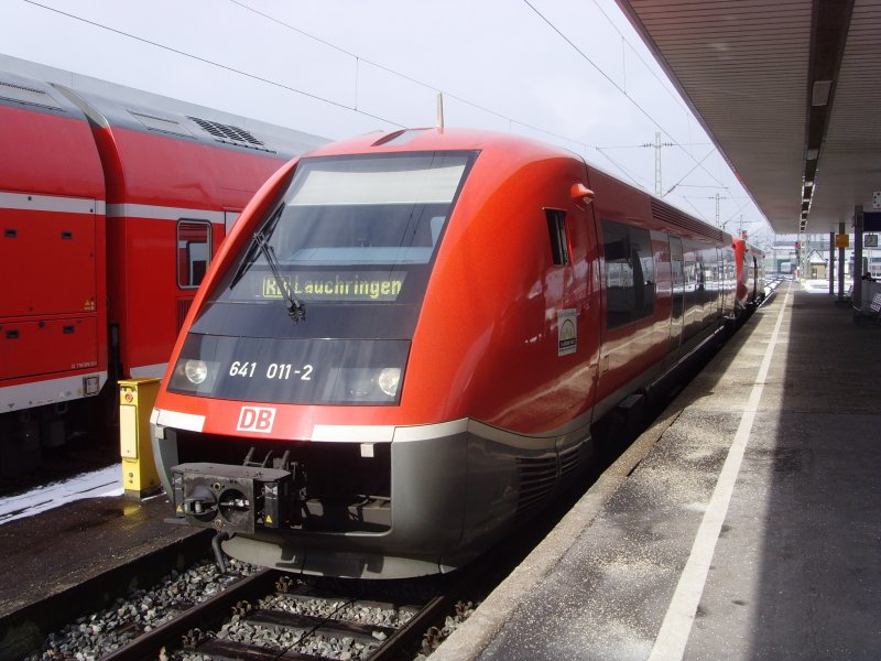 641 011-2 und 641 002-1 stehen in Doppeltraktion als RB nach Lauchringen auf Gleis 10 in Basel Bad bf. 14.02.09 