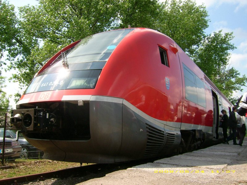 641 026 steht am 24.05.08 auf dem Festgel�nde des Bw Weimar anl�sslich des Weimarer Eisenbahnfest. Aus der Frosch-Perspektive ist die �hnlichkeit mit einem Wal nicht von der Hand zuweisen! 