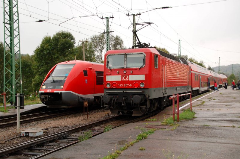 641 029 und 143 807 stehen am 10.10.09 im Bahnhof Groheringen.