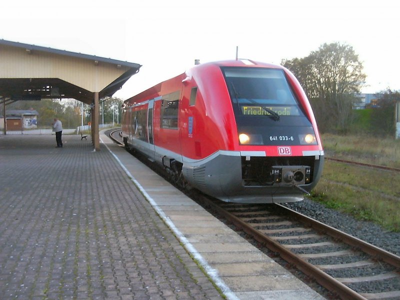 641 033-6 abfahrbereit nach Friedrichroda (Thringer Wald) im Bahnhof Frttstdt an der Strecke Erfurt - Eisenach, 2006