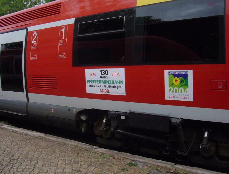 641 033-6 am 14.08.2004 im Bahnhof Smmerda, der Triebwagen fhrt auf der Pfefferminzbahn (Straufurt-Smmerda-Groheringen), welche am 14.08. ihren 130.  Geburtstag  hatte. Als einziges wusste der Modellbahnclub Smmerda dies zu wrdigen und spendierte dem Triebwagen einen Aufkleber, welcher an dieses Jubilum erinnerte. Seite des Modellbahnclubs: http://www.modellbahnclub-soem.de
