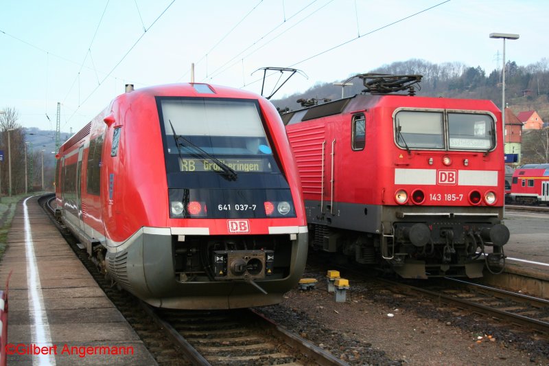 641 037-7 und 143 185-7 warten am 15.03.2008 in Groheringen auf ihre Abfahrt.