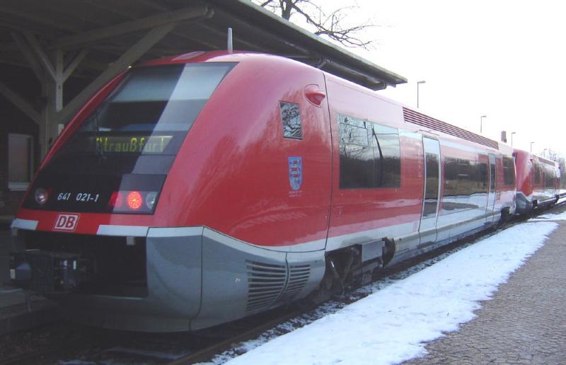 641 037-7 und 641 021-1 stehen als RB nach Straufurt abfahrtbereit im Bahnhof Smmerda am Abend des 02.03.2005.