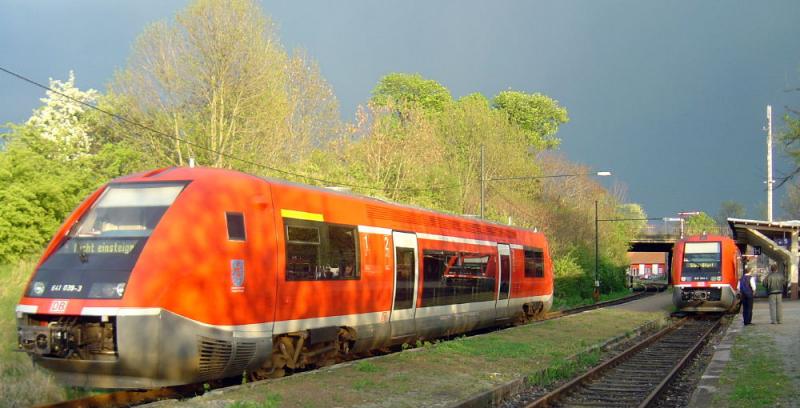 641 039-3 und 641 040-1 stehen am Abend des 27.04.2005 in Smmerda.