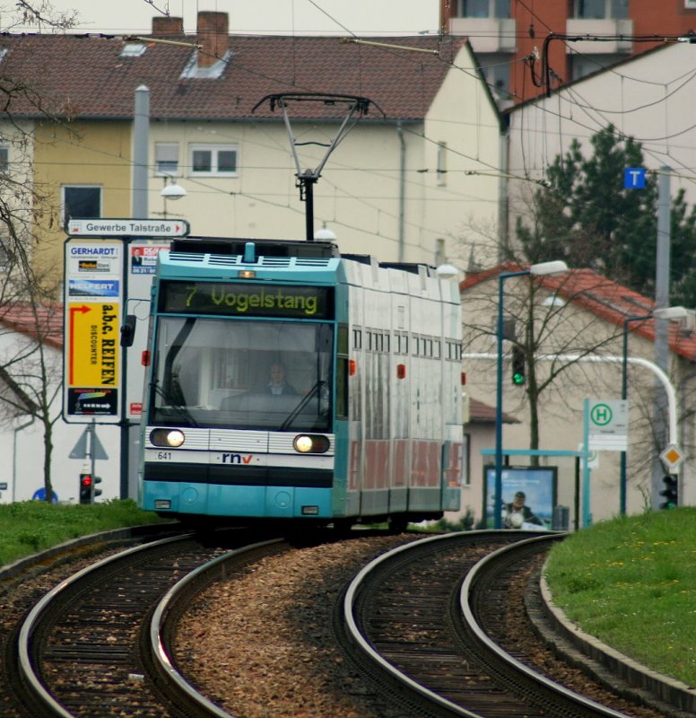 641 erzwang eben die kleine Steigung von der Talstra�e aus. Nun gehts bis zur H�lderlinstra�e permanent Bergab.